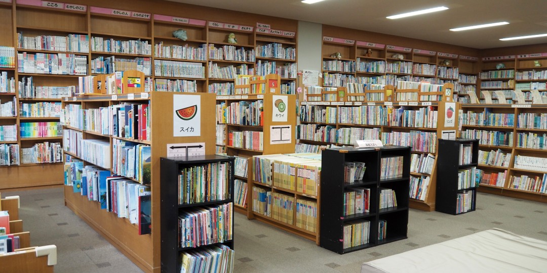 児童書架の画像